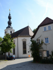 Zufahrt von der Burg­gasse zum Areal der einstigen Reichsburg: Frauengasse mit St. Salvator