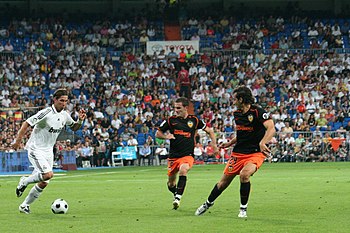 English: Sergio Ramos (in white) against Valencia.