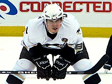Photographie couleur de Crosby en avril 2007 penché en avant sur la glace.