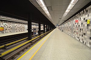 Stacja metra Słodowiec 04.JPG