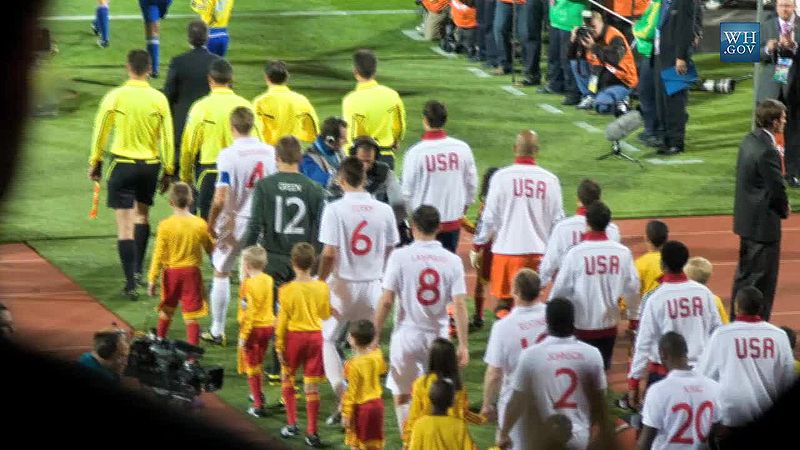 파일:Teams head out for England & USA World Cup match 2010-06-12.jpg