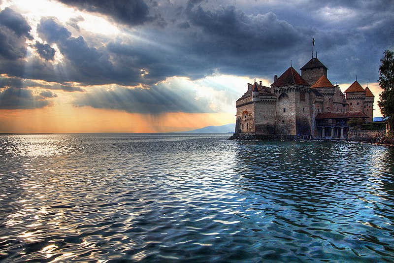 Archivo: El sol se pone sobre el Chateau de Chillon.jpg