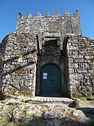 Puerta principal del castillo de lindoso y su puente levadizo