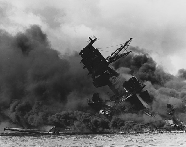 السفينة USS أريزونا تحترق بعد أن قصفتها الطائرات الحربيَّة اليابانيَّة