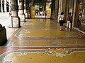 Une des mosaïques sous les arcades