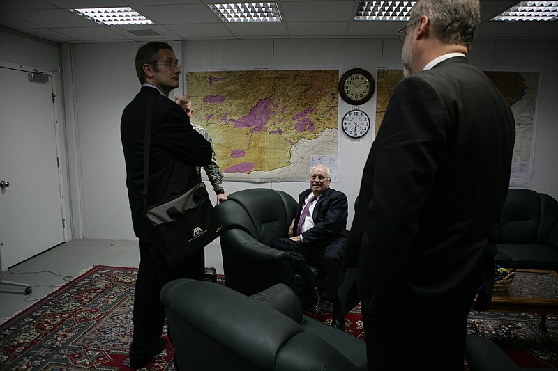 Mynd:Vice President Cheney, David Addington, and Vice Presidential Staff at Bagram Air Base in Afghanistan (17982472704).jpg