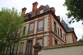 Vue de la villa depuis la rue de la Paroisse, en mai 2021