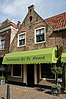 Café "De Baars", lijstgevel en topgevel, bogen boven de vensters, gele steentjes