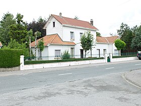 Vue de l'ancien bâtiment voyageurs, reconverti en habitation.