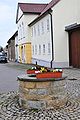 Dorfbrunnen, im Hintergrund die Studnitz-Villa