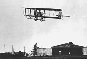 Модель E Райта, вид с четверти в полете, станция Симмс недалеко от Дейтона, штат Огайо, 1913 г. (10479 г. н.э.). Jpg