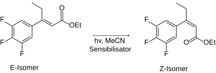 Isomerisierung eines Zimtsäurederivats mit dem Sensibilisator (−)-Riboflavin