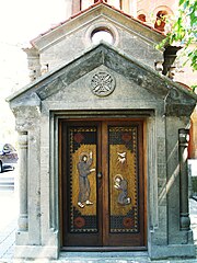 Врата која воде до капеле Светог Ананије испод звоника