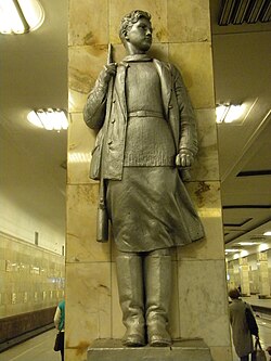 Споменик у московском метроу Зоји Космодемјанскајој, совјетског партизанки која је прва жена проглашена за Хероја Совјетског Савеза за заслуге у Великом отаџбинском рату