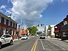 2016-07-19 10 02 11 Вид на юг вдоль американского шоссе 11 (Кинг-стрит) на Холидей-стрит в Страсбурге, округ Шенандоа, Вирджиния.