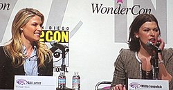 Ali Larter és Milla Jovovich, a film főszereplői a WonderConon (2010)