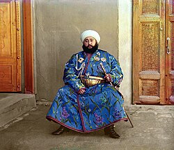 Alim Ĥan, en unu el la tutmonde unuaj koloraj fotoj, farita en 1911 de Prokudin-Gorskij