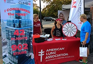 Stánek American Lung Association na místním závodě 5k v Kansas City.