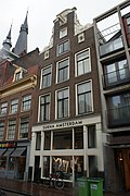 De voormalige apotheek van Albertus Seba, Haarlemmerstraat 110, met twee eenhoorns in de gevel