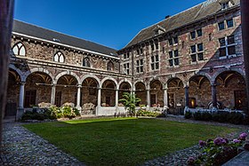 Le cloître de l'ancien couvent qui abrite aujourd'hui le musée communal de Huy.