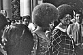 Angela Davis (Mitte) vor ihrer ersten Philosophie-Vorlesung als Dozentin an der UCLA (1969)