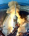 El Saturno V fue un cohete desechable de múltiples fases fabricado por la NASA. Fue el cohete mas grande de la familia Saturno. Aquí se le ve despegando en la misión Apolo 11. Por la NASA.
