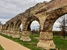 Auf diesem Foto ist das Aquädukt von Gier abgebildet, welches heute noch in vergleichsweise gut erhaltenem Zustand im Ort Chaponost in der Nähe von Lyon zu besichtigen ist.