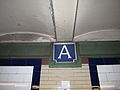 駅名頭文字の"A"を描いたタイル
