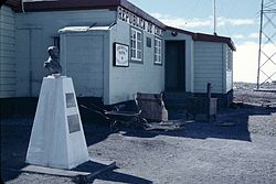 Stacija ar Arturo Prata krūšutēlu 1957. gadā