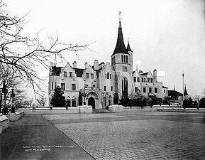 Обновлённый фасад замка в 1931 году после реконструкции