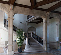 Hall et son escalier d'honneur (aile nord).