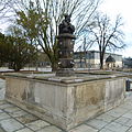 Heil- und Pflegeanstalt Pirna-Sonnenstein: Brunnen mit Plastik (Einzeldenkmal zu ID-Nr. 09221045)