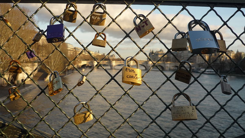 Fichier:Cadenas des amoureux sur le pont des Arts.jpg