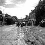 Soldats canadiens à l'entrée de la ville de Falaise