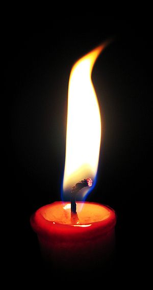 English: Candle wick burning. Français : Gros ...