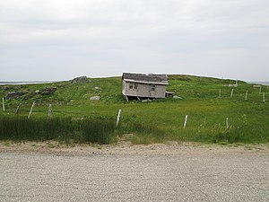 De ruïne van een huis aan de rand van Cape Ray