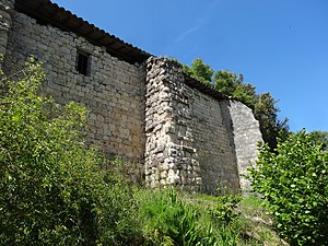 Mur avec contreforts.