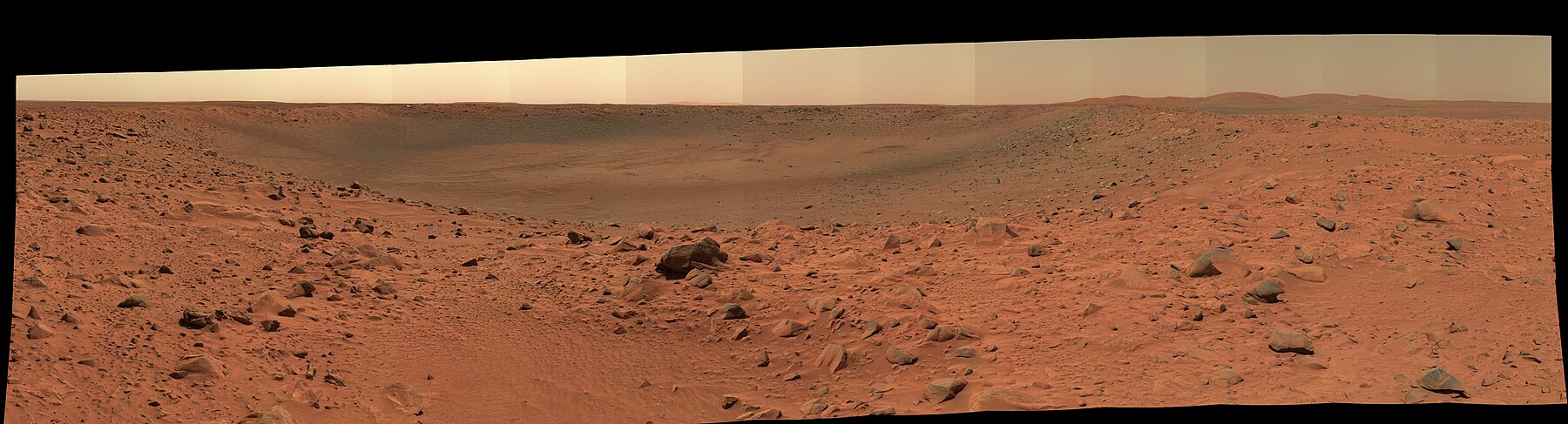 Panoramusiicht vum Bonneville-Krater, riets d'Columbia Hills, um Horizont am lénksen Drëttel zur Mëtt zou gesäit een och d'Hëtztschëld