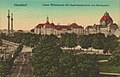 Kaiser-Wilhelm-Park mit dem Ensemble von Regierungsgebäude (Mitte), Kunstpalast (rechts) und Oberlandesgericht Düsseldorf (links) auf einer kolorierten Postkarte, 1917
