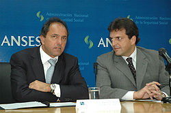 Daniel Scioli (izq.) junto al titular de la ANSES Sergio Massa