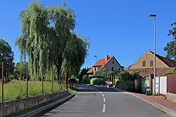 stodola bývalého mlýna (vpravo)