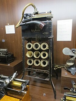 Thomas Edisons oppfinnelse fonograf i forgrunnen, og ediphone i bakgrunnen.
