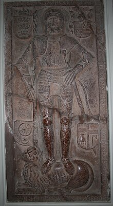 Вооруженный рыцарь стоит на льве в окружении четырех гербов.