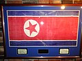 朝鮮戦争で実際に使われた北朝鮮国旗（米国・国立暗号博物館蔵。なおこの旗は星の角度から縦長掲揚用である）