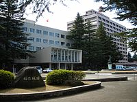 福島県庁舎。左側が本庁舎で、右側が西庁舎。（2009年2月19日）