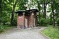 Historische Toilettenanlage am westlichen Zugang zum Park