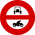 Tipo di segnale di divieto di transito a due categorie di veicoli