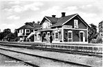 Jakobsbergs stationshus 1930. Till vänster och på övervåningen fanns det personalbostäder.