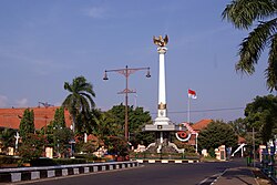Памятник Джепара возле городской площади