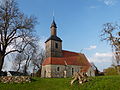 Kirche mit Kirchhof und Feldsteintrockenmauer